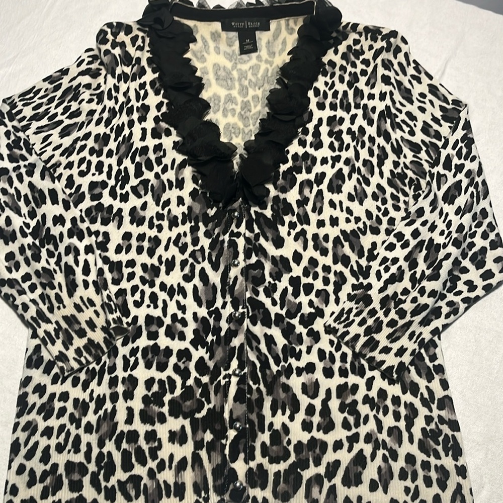 White House, black market size medium ladies sweater top.